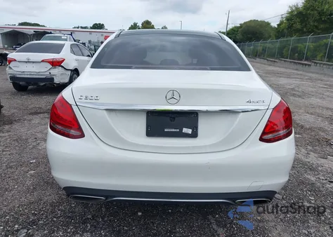2015 Mercedes-Benz C 300 4Matic z USA, uszkodzony, nr VIN 55SWF4KB1FU081467